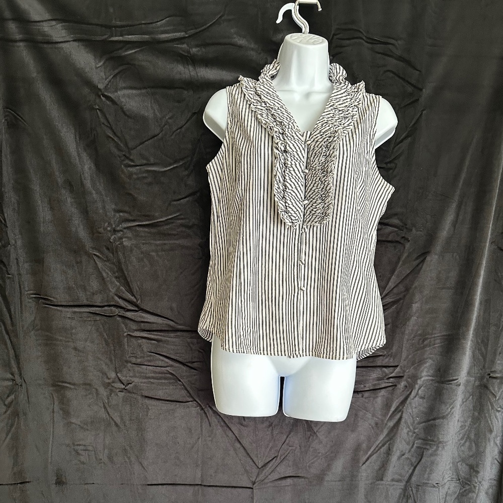 D.F.A. N.Y. Black & white pin stripe sleeveless blouse size M